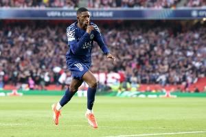 队报：登贝莱因感染病毒缺席巴黎周日训练，但可能入选欧超杯名单