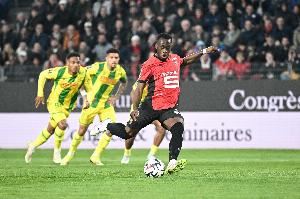 记者：布伦特福德正在与雷恩洽谈法国前锋卡里姆恩多