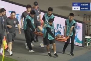 望无大碍！吴亚轲因伤被担架抬出场，此前神扑力保球门不失