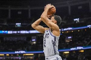 上赛季场均4.1分！美记：休斯坦与老鹰签的是Exhibit 10合同