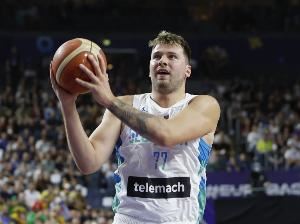 太累了！东契奇半场8中4砍17分2板3助2断2帽 对方一度三人包夹