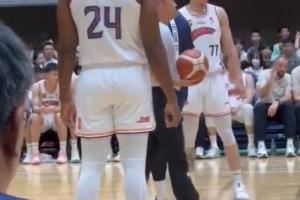 来了！张镇麟在热身赛亮相 身披上海77号战袍 怀特塞德也上演首秀