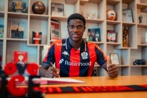 官方：尼斯与19岁前锋伯纳德-恩盖内续约一年，合同期至2029年