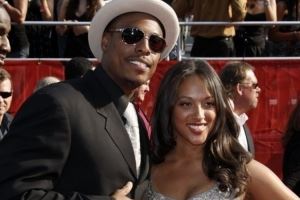 皮尔斯：女性应该向男性下跪求婚 因为男性在婚姻中提供了价值