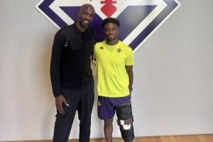 加纳队主帅阿多探望兰普泰，球员十字韧带撕裂接受手术