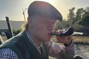 被他装到了！网友提问哈兰德：你抽的啥？哈兰德回答：进球