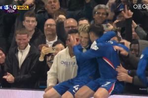 内托破旧主，加纳乔奔袭助攻双响，两人经典坐广告牌庆祝